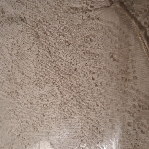 Quaker Lace 70" round tablecloth - Picture 2 of 4